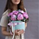 9 розовых пионов в шляпной коробке с зеленью купить с доставкой в Санкт-Петербурге